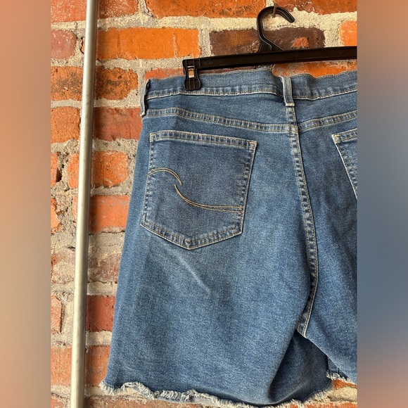 Women’s Signature By Levi Strauss & co High-Rise Shorts - Picture 2 of 9